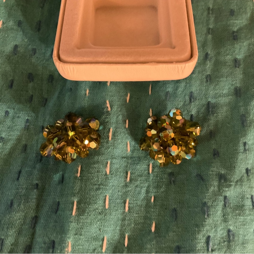 Beautiful vintage 1950s crystal earrings. Dark olive green, clip on. Perfect!